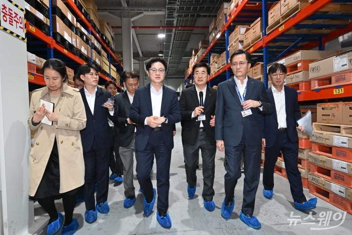 김정관 산업통상부 장관이 13일 오후 경기 안산시 대덕전자 본사를 찾아 반도체 PCB 기판 원자재 수급 현황을 점검하고 있다. 사진=강민석 기자 kms@newsway.co.kr