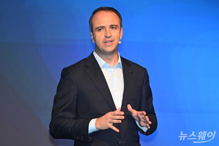 니콜라 파리 르노코리아 최고경영자가 14일 오전 서울 용산구 그랜드하얏트에서 열린 기자간담회에서 인사말을 하고 있다. 사진=강민석 기자 kms@newsway.co.kr