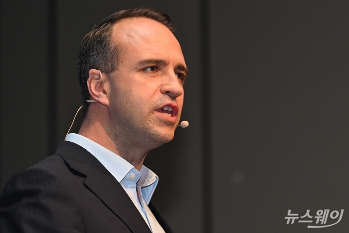 니콜라 파리 르노코리아 최고경영자가 14일 오전 서울 용산구 그랜드하얏트에서 열린 기자간담회에서 인사말을 하고 있다. 사진=강민석 기자 kms@newsway.co.kr