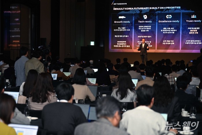 니콜라 파리 르노코리아 최고경영자가 14일 오전 서울 용산구 그랜드하얏트에서 열린 기자간담회에서 취재진의 질문을 경청하고 있다. 사진=강민석 기자 kms@newsway.co.kr