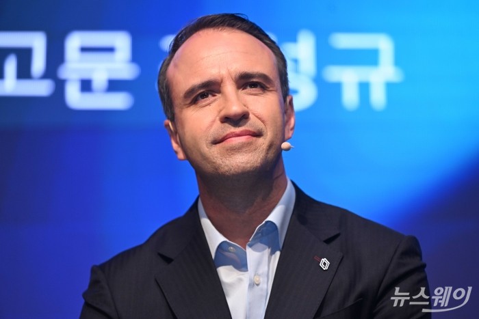 니콜라 파리 르노코리아 최고경영자가 14일 오전 서울 용산구 그랜드하얏트에서 열린 기자간담회에서 취재진의 질문을 경청하고 있다. 사진=강민석 기자 kms@newsway.co.kr