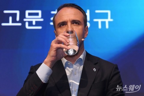 질문 듣고 물 마시는 니콜라 파리 르노코리아 최고경영자