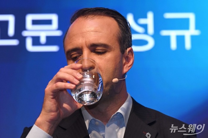 니콜라 파리 르노코리아 최고경영자가 14일 오전 서울 용산구 그랜드하얏트에서 열린 기자간담회에서 취재진의 질문을 경청하던 중 물을 마시고 있다. 사진=강민석 기자 kms@newsway.co.kr
