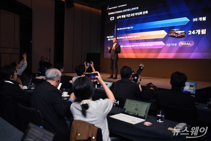 니콜라 파리 르노코리아 최고경영자가 14일 오전 서울 용산구 그랜드하얏트에서 열린 기자간담회에서 인사말을 하고 있다. 사진=강민석 기자 kms@newsway.co.kr