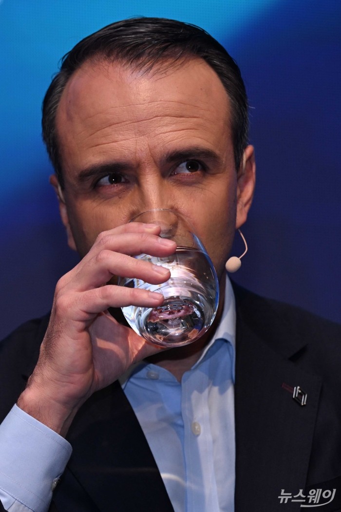 니콜라 파리 르노코리아 최고경영자가 14일 오전 서울 용산구 그랜드하얏트에서 열린 기자간담회에서 취재진의 질문을 경청하던 중 물을 마시고 있다. 사진=강민석 기자 kms@newsway.co.kr