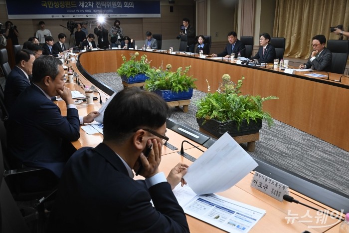 이억원 금융위원장이 14일 오후 서울 중구 예금보험공사에서 열린 국민성장펀드 2차 전략위원회에서 모두발언을 하고 있다. 사진=강민석 기자 kms@newsway.co.kr