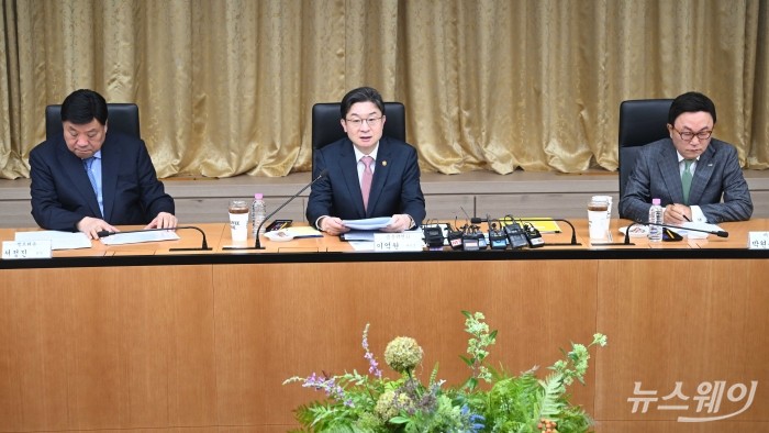 이억원 금융위원장이 14일 오후 서울 중구 예금보험공사에서 열린 국민성장펀드 2차 전략위원회에서 모두발언을 하고 있다. 사진=강민석 기자 kms@newsway.co.kr