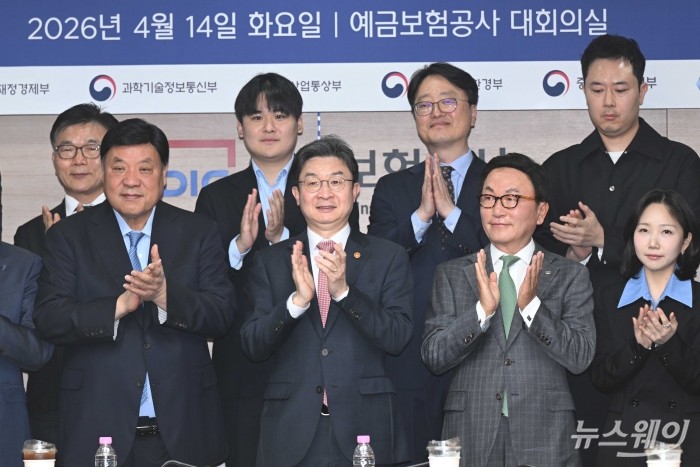 (앞 줄 중앙)이억원 금융위원장을 비롯한 참석자들이 14일 오후 서울 중구 예금보험공사에서 열린 국민성장펀드 2차 전략위원회에서 기념촬영을 하고 있다. (앞 줄 왼쪽부터)서정진 셀트리온 회장, 이 금융위원장, 박현주 미래에셋그룹 회장 등. 사진=강민석 기자 kms@newsway.co.kr