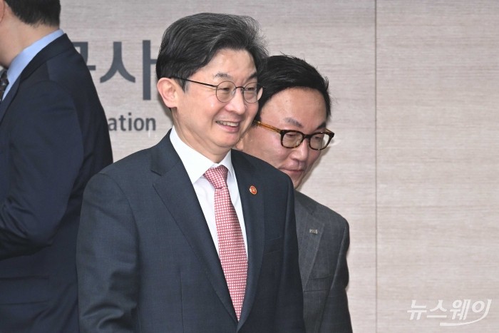 이억원 금융위원장과 박현주 미래에셋그룹 회장이 14일 오후 서울 중구 예금보험공사에서 열린 국민성장펀드 2차 전략위원회에서 기념촬영을 마친 뒤 자리로 이동하고 있다. 사진=강민석 기자 kms@newsway.co.kr