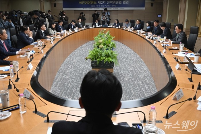 서정진 셀트리온 회장이 14일 오후 서울 중구 예금보험공사에서 열린 국민성장펀드 2차 전략위원회에서 발언하고 있다. 사진=강민석 기자