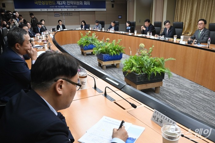 박현주 미래에셋그룹 회장이 14일 오후 서울 중구 예금보험공사에서 열린 국민성장펀드 2차 전략위원회에서 발언하고 있다. 사진=강민석 기자