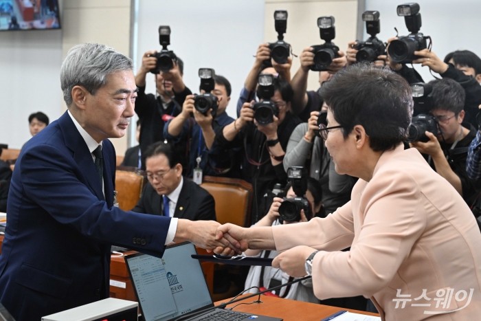신현송 한국은행 총재 후보자가 15일 오전 서울 여의도 국회 재정경제기획위원회(재경위)에서 열린 인사청문회에서 선서문을 임이자 재경위원장에게 전달한 뒤 악수하고 있다. 사진=강민석 기자