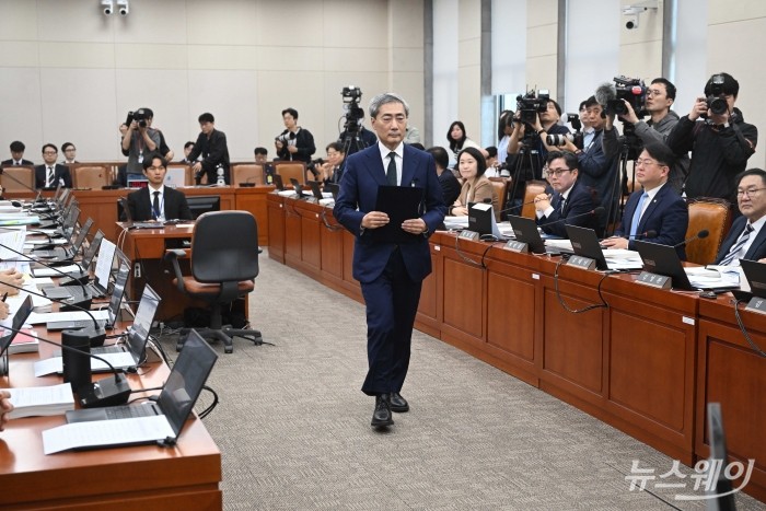 신현송 한국은행 총재 후보자가 15일 오전 서울 여의도 국회 재정경제기획위원회(재경위)에서 열린 인사청문회에서 선서문을 임이자 재경위원장에게 전달하기 위해 이동하고 있다. 사진=강민석 기자
