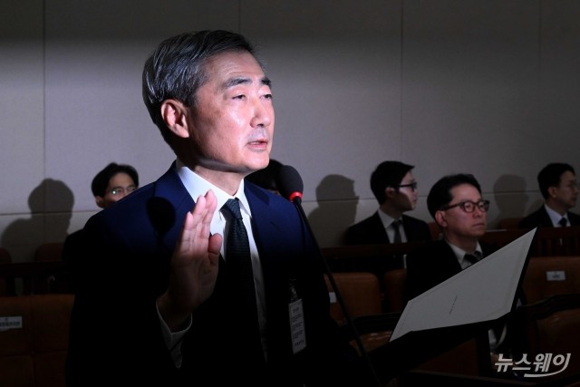 선서하는 신현송 한국은행 총재 후보자