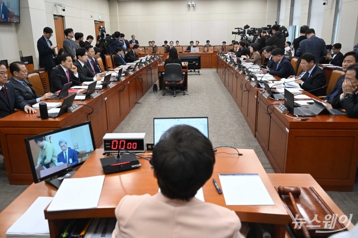 신현송 한국은행 총재 후보자가 15일 오전 서울 여의도 국회 재정경제기획위원회(재경위)에서 열린 인사청문회에 출석해 인사말을 하고 있다. 사진=강민석 기자