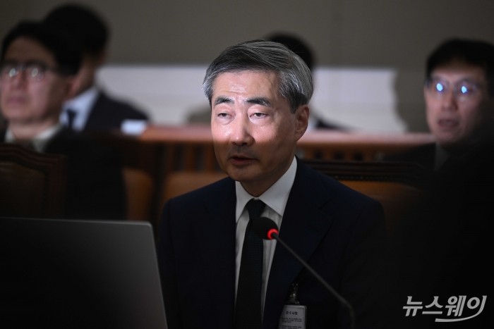 신현송 한국은행 총재 후보자가 15일 오전 서울 여의도 국회 재정경제기획위원회(재경위)에서 열린 인사청문회에서 의원의 질문에 답변하고 있다. 사진=강민석 기자