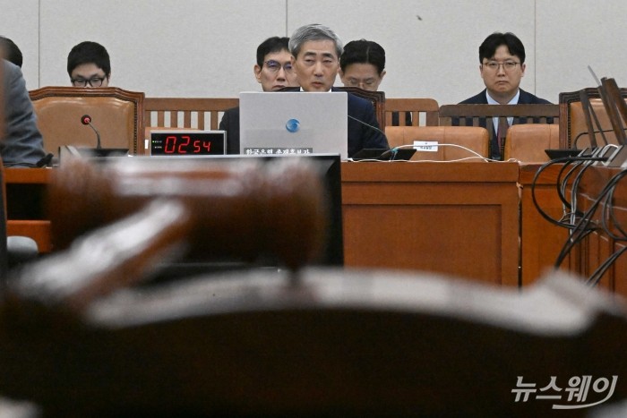 신현송 한국은행 총재 후보자가 15일 오전 서울 여의도 국회 재정경제기획위원회(재경위)에서 열린 인사청문회에서 의원의 질문에 답변하고 있다. 사진=강민석 기자