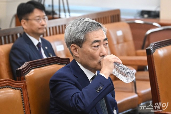 신현송 한국은행 총재 후보자가 15일 오전 서울 여의도 국회 재정경제기획위원회(재경위)에서 열린 인사청문회에 출석해 물을 마시고 있다. 사진=강민석 기자