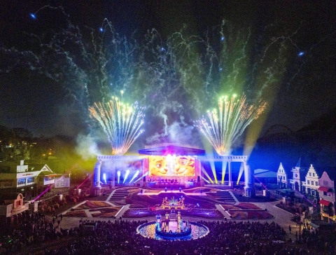 낮엔 튤립, 밤엔 불꽃···에버랜드, 봄을 '하루 코스'로 만들다