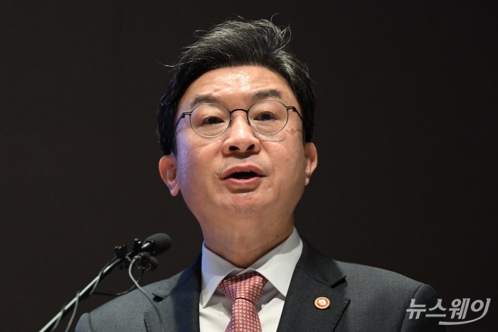 이억원 금융위원장이 16일 오전 서울 여의도 한국거래소에서 열린 중복상장 제도개선 공개 세미나에서 축사를 하고 있다. 사진=강민석 기자