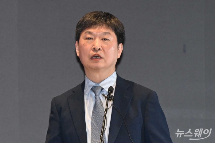 나현승 고려대학교 경영학과 교수가 16일 오전 서울 여의도 한국거래소에서 열린 중복상장 제도개선 공개 세미나에서 중복상장의 현황 및 규제 시사점을 주제로 발표하고 있다. 사진=강민석 기자