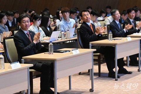 박수치는 이억원·정은보