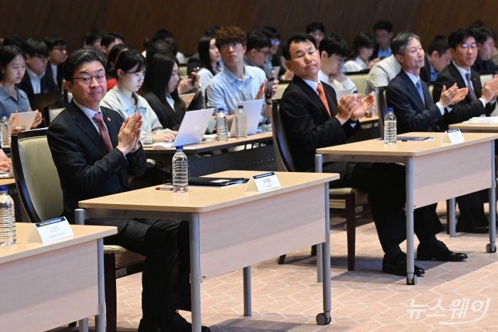 이억원 금융위원장과 정은보 한국거래소 이사장이 16일 오전 서울 여의도 한국거래소에서 열린 중복상장 제도개선 공개 세미나에 참석해 박수를 치고 있다. 사진=강민석 기자