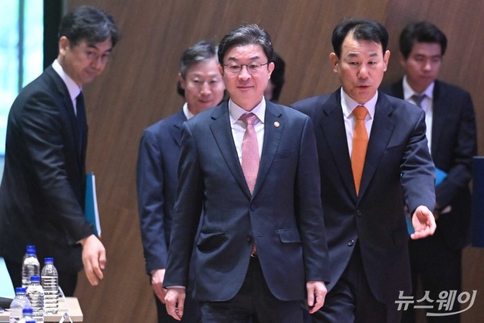 이억원 금융위원장과 정은보 한국거래소 이사장이 16일 오전 서울 여의도 한국거래소에서 열린 중복상장 제도개선 공개 세미나에 참석하기 위해 자리로 이동하고 있다. 사진=강민석 기자