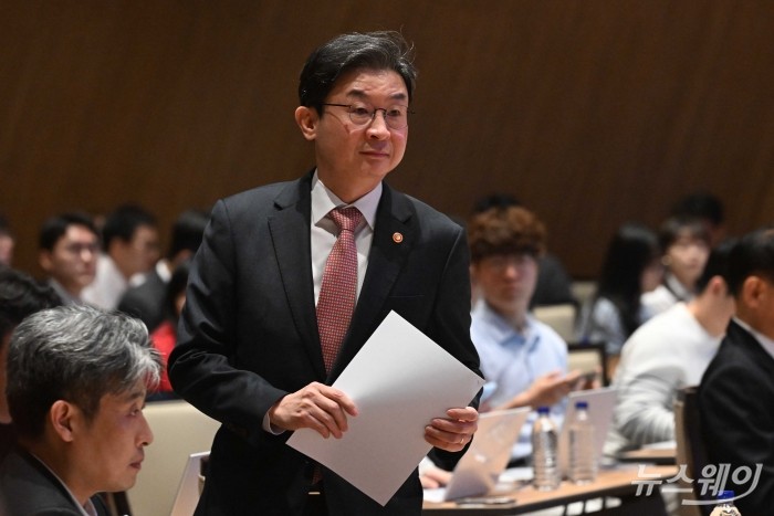 이억원 금융위원장이 16일 오전 서울 여의도 한국거래소에서 열린 중복상장 제도개선 공개 세미나에서 축사를 하기 위해 연단으로 향하고 있다. 사진=강민석 기자