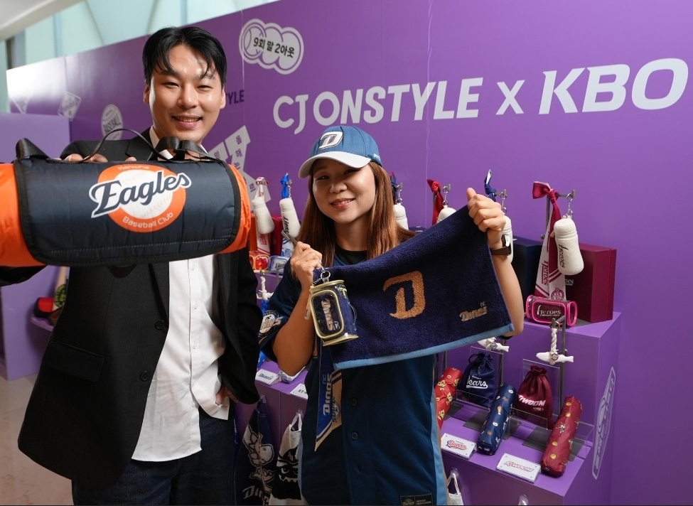 KBO 흥행 타고 유통가 '야구 특수'...굿즈·편의점 매출 급증 - 뉴스 썸네일 이미지