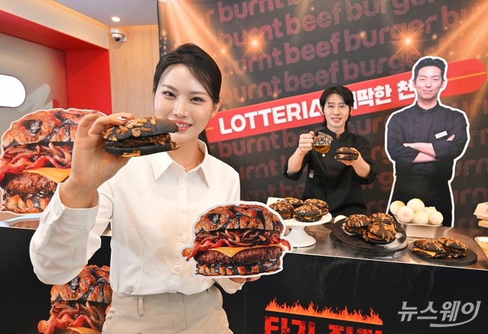 롯데GRS가 운영하는 버거 프랜차이즈 롯데리아가 17일 오전 서울 용산구 숙대입구역점에서 '삐딱한 천재' 이찬양 셰프와 협업해 출시한 신메뉴 '번트 비프버거' 출시기념 행사를 하고 있다. 사진=이수길 기자