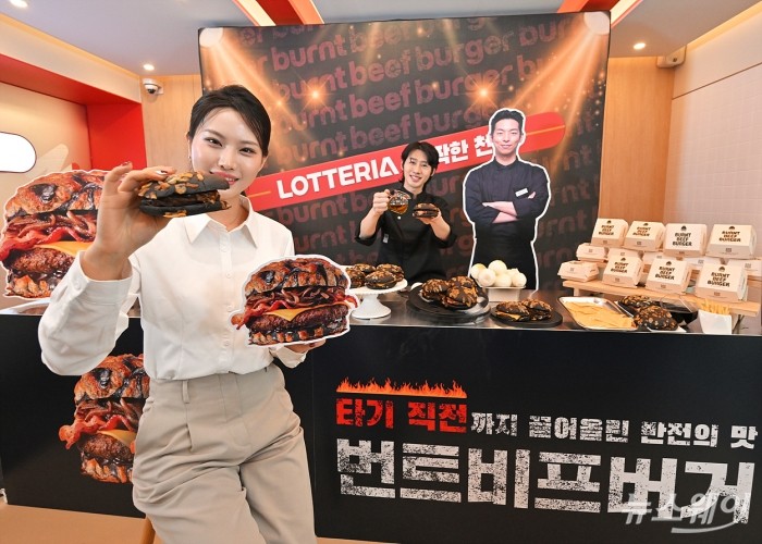 롯데GRS가 운영하는 버거 프랜차이즈 롯데리아가 17일 오전 서울 용산구 숙대입구역점에서 '삐딱한 천재' 이찬양 셰프와 협업해 출시한 신메뉴 '번트 비프버거' 출시기념 행사를 하고 있다. 사진=이수길 기자