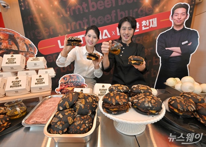 롯데GRS가 운영하는 버거 프랜차이즈 롯데리아가 17일 오전 서울 용산구 숙대입구역점에서 '삐딱한 천재' 이찬양 셰프와 협업해 출시한 신메뉴 '번트 비프버거' 출시기념 행사를 하고 있다. 사진=이수길 기자
