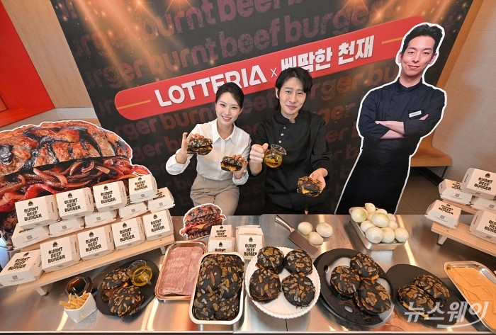 롯데GRS가 운영하는 버거 프랜차이즈 롯데리아가 17일 오전 서울 용산구 숙대입구역점에서 '삐딱한 천재' 이찬양 셰프와 협업해 출시한 신메뉴 '번트 비프버거' 출시기념 행사를 하고 있다. 사진=이수길 기자