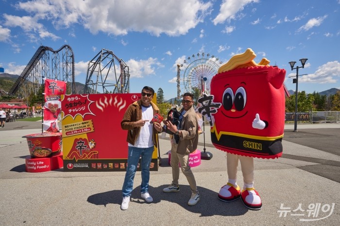 지난 17일 일본 야마나시현 후지요시다시에 위치한 후지큐 하이랜드를 방문한 외국인 관광객들이 신라면 포토존에서 기념 사진을 촬영하고 있다. 사진=농심