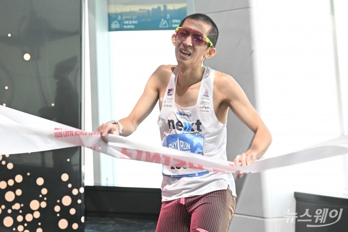 19일 오전 서울 송파구 롯데월드타워에서 열린 '2026 롯데월드타워 스카이런(SKY RUN)'에서 참가자가 결승선을 통과하고 있다. 사진=강민석 기자