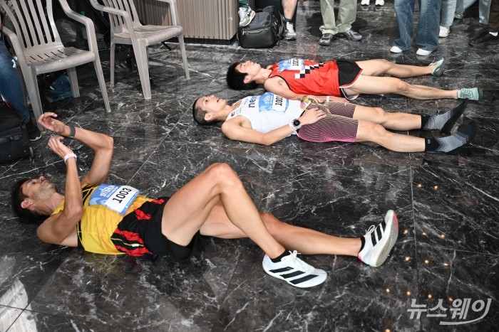 19일 오전 서울 송파구 롯데월드타워에서 열린 '2026 롯데월드타워 스카이런(SKY RUN)'에서 참가자들이 완주 후 바닥에 누워 휴식을 취하고 있다. 사진=강민석 기자