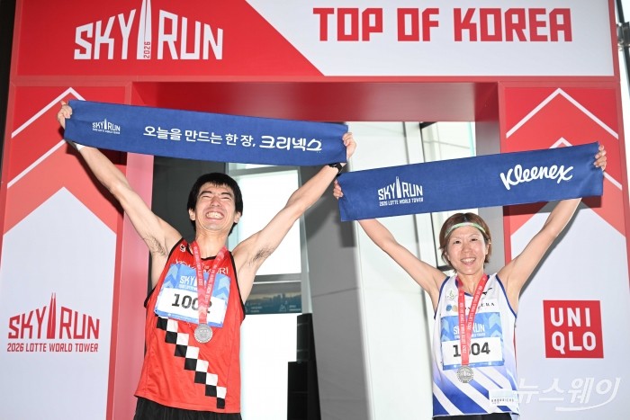 19일 오전 서울 송파구 롯데월드타워에서 열린 '2026 롯데월드타워 스카이런(SKY RUN)'에서 참가자들이 완주 후 기념촬영을 하고 있다. 사진=강민석 기자