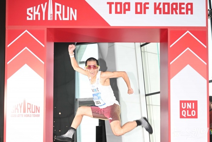 19일 오전 서울 송파구 롯데월드타워에서 열린 '2026 롯데월드타워 스카이런(SKY RUN)'에서 참가자가 완주 후 기념촬영을 하고 있다. 사진=강민석 기자
