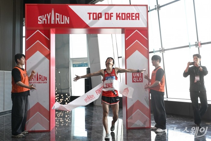 19일 오전 서울 송파구 롯데월드타워에서 열린 '2026 롯데월드타워 스카이런(SKY RUN)'에서 참가자가 결승선을 통과하고 있다. 사진=강민석 기자