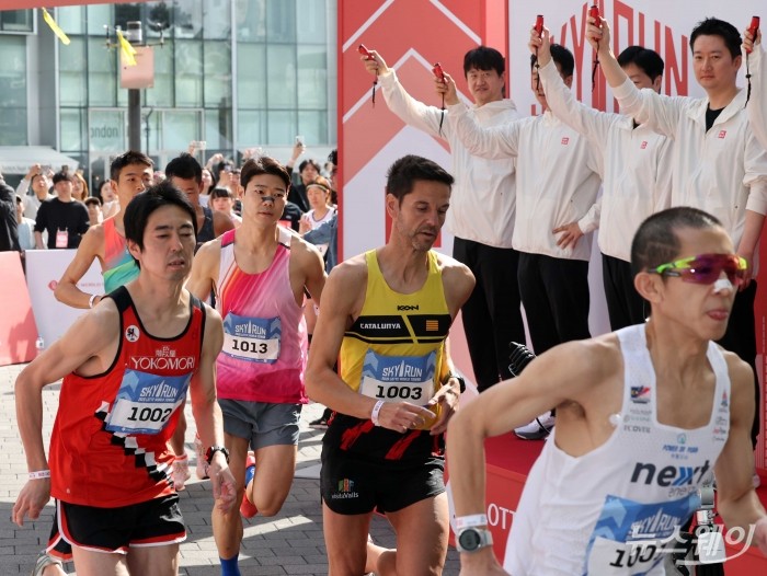 19일 오전 서울 송파구 롯데월드타워 아레나 광장에서 열린 '2026 롯데월드타워 스카이런(SKY RUN)'에서 참가자들이 힘차게 출발하고 있다. 사진=강민석 기자