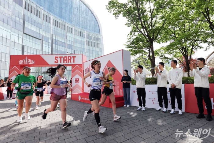 19일 오전 서울 송파구 롯데월드타워 아레나 광장에서 열린 '2026 롯데월드타워 스카이런(SKY RUN)'에서 참가자들이 힘차게 출발하고 있다. 사진=강민석 기자