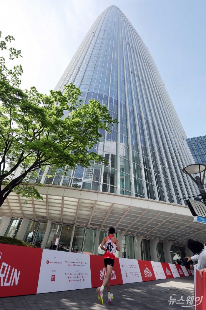 19일 오전 서울 송파구 롯데월드타워 아레나 광장에서 열린 '2026 롯데월드타워 스카이런(SKY RUN)'에서 참가자가 힘차게 출발하고 있다. 사진=강민석 기자