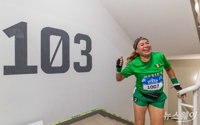 19일 오전 서울 송파구 롯데월드타워에서 열린 '2026 롯데월드타워 스카이런(SKY RUN)'에서 참가자가 계단을 오르고 있다. 사진=강민석 기자