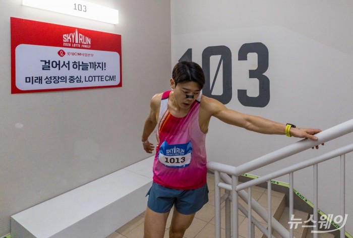 19일 오전 서울 송파구 롯데월드타워에서 열린 '2026 롯데월드타워 스카이런(SKY RUN)'에서 참가자가 계단을 오르고 있다. 사진=강민석 기자