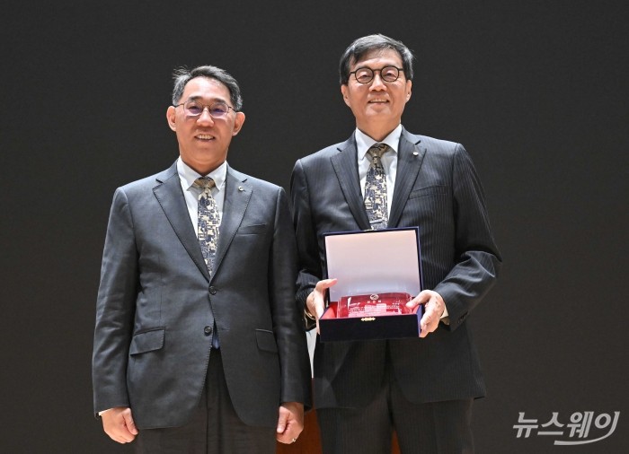 4년 임기 마친 뒤 한은패 받은 이창용 총재