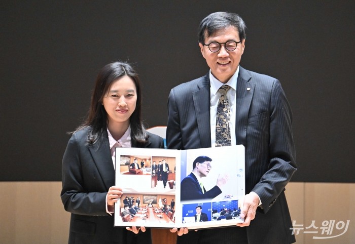 이창용 한국은행 총재가 20일 오전 서울 중구 한국은행에서 열린 이임식에서 이임앨범을 들고 기념촬영을 하고 있다. 사진=강민석 기자
