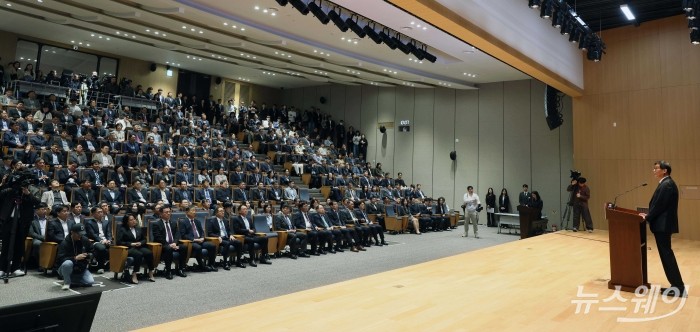 이창용 한국은행 총재가 20일 오전 서울 중구 한국은행에서 열린 이임식에서 이임사를 밝히고 있다. 사진=강민석 기자