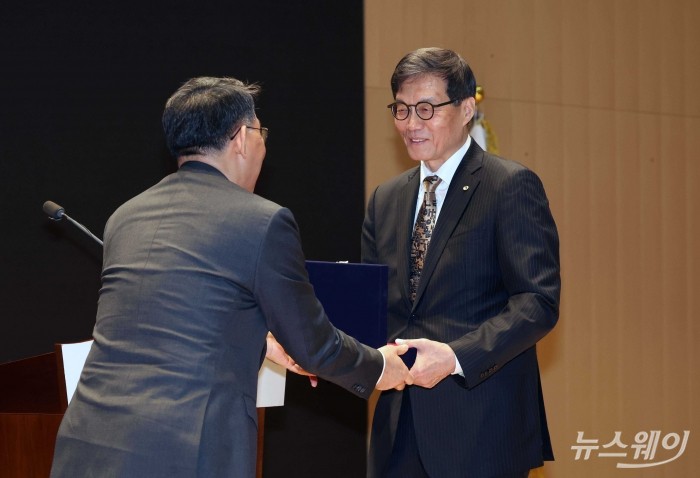 '격동의 4년' 임기 마친 이창용···"통화정책 한계, 구조개혁 필수"
