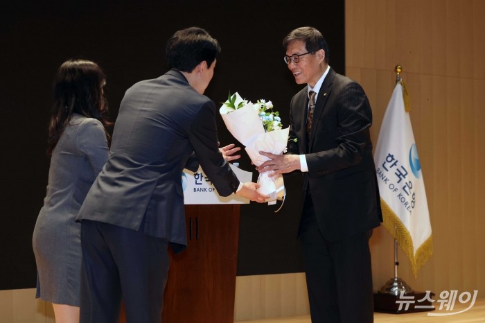 이창용 한국은행 총재가 20일 오전 서울 중구 한국은행에서 열린 이임식에서 꽃다발을 받고 있다. 사진=강민석 기자